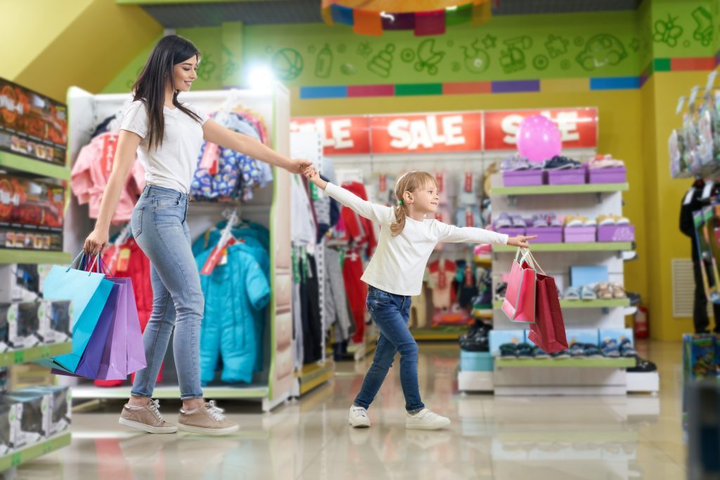 Shopper comprando útiles escolares para la vuelta a clases.