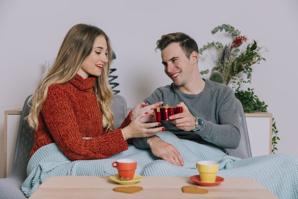 Pareja de consumidores recibiendo regalos de San Valentín.