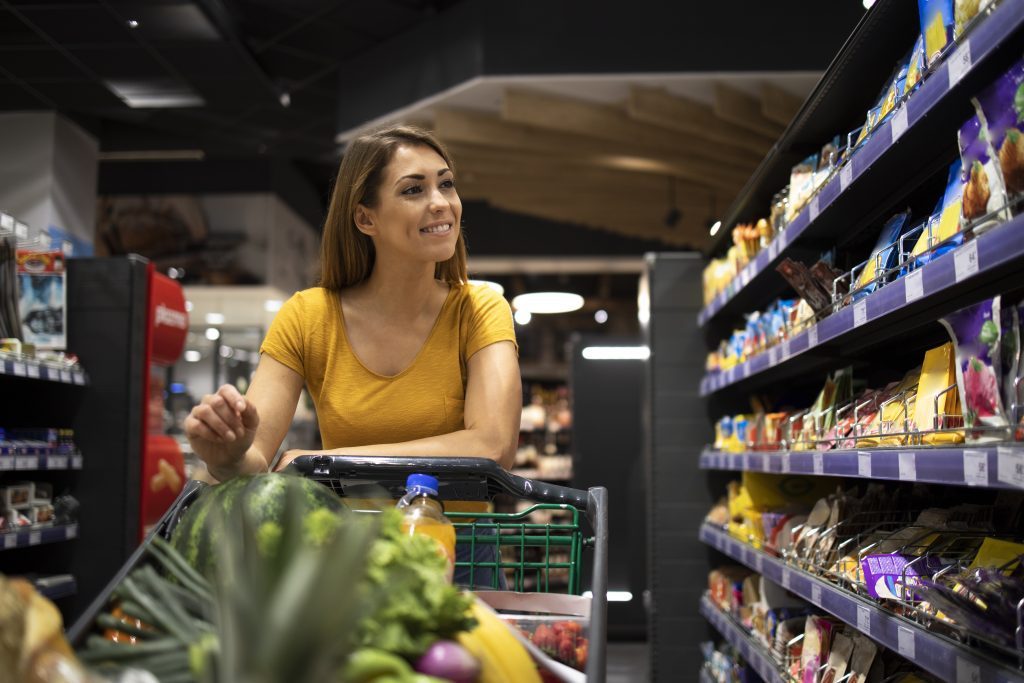 Mujer comprando en supermercado